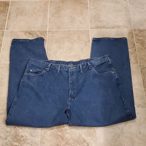 Men's Wrangler relaxed medium wash jeans - Picture 1 of 7